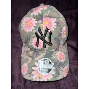 NEW Genuine MLB Merchandise Floral Yankees Cap
